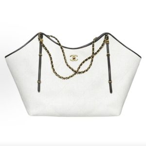 Chanel 26C Maxi Hobo Bag。
